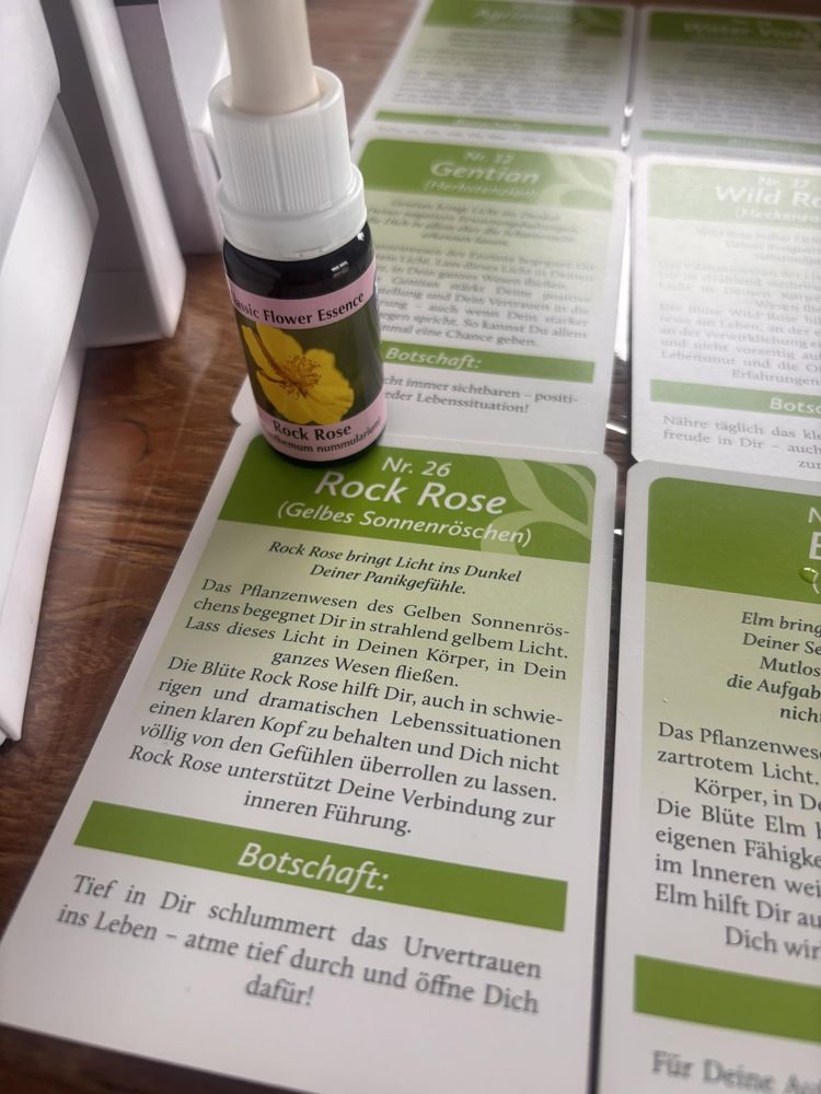 Fläschchen Rock Rose Blütenessenz auf Blüten-Botschaftskarten