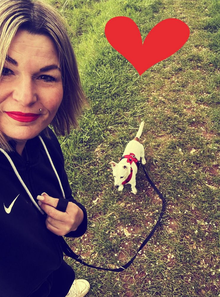 Julia Kuhn mit ihrem Hund auf einer Wiese