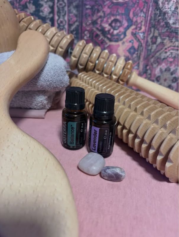 Madeiro-Holzroller mit doTERRA-Ölen Balance und Lavendel und zwei Heilsteinen