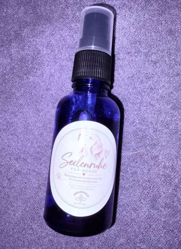 Blaue Sprühflasche „Seelenruhe für Hunde“ mit Seelengold-Etikett